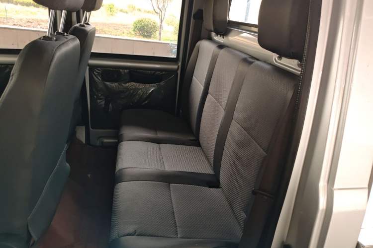 Used Wuling Rongguang Small Truck 2020 1.5L Base Version China VI Standard Double-Cab L3C Left Rear Seat