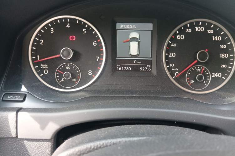 Used Volkswagen Tiguan 2013 1.8 TSI Automatic All-Wheel Drive Luxury Model Odometer Close Up