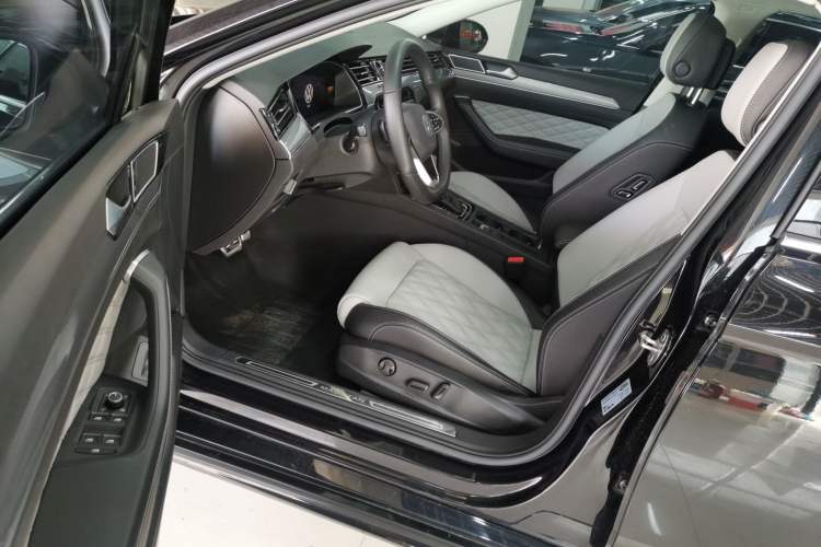 Used Volkswagen Magotan 2023 2 Million Units Limited Edition 330TSI DSG Leading Version Left Front Seat