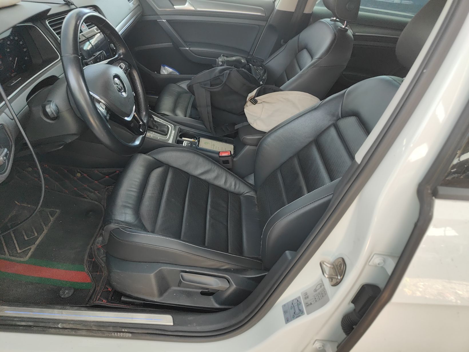 المقاعد الأمامية داخل السيارة