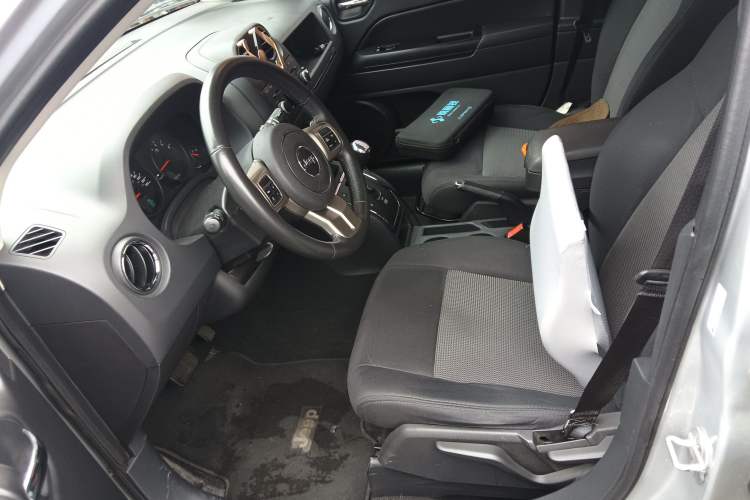 Used Jeep Compass 2011 2.4L four-wheel-drive sport version Left Front Seat