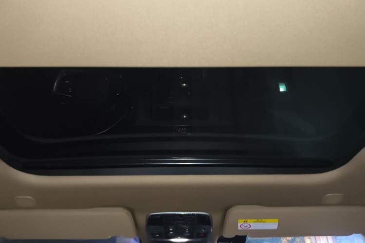 Used Land Rover Range Rover 2023 3.0 L6 400 PS Prestige Seven-Seater Extended Version
