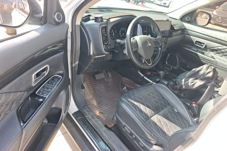 Used Mitsubishi Outlander 2020 2.4L 4x4 Zhi Xiang Edition 5 Seats Interior 3