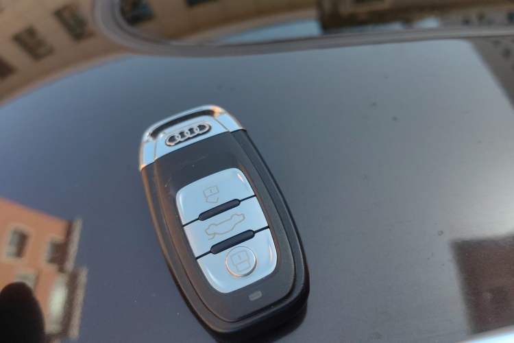 Used Audi Q5 2015 40 TFSI Comfort Model Vehicle Key