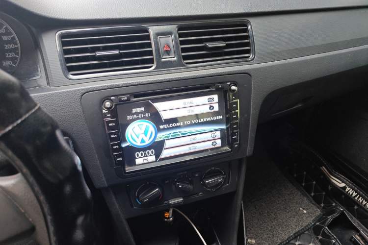 Used Volkswagen Santana 2015 1.6L Manual Fashion Edition Audio And AC Panel