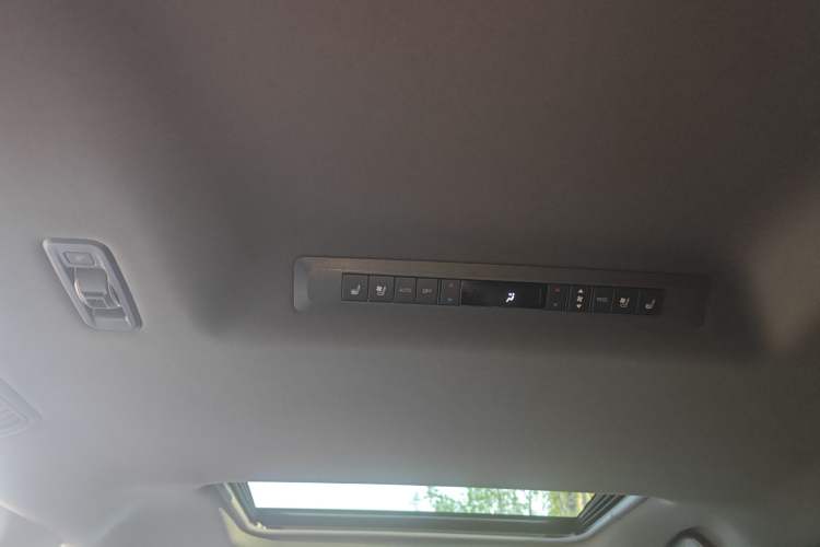 Used Toyota SIENNA 2026 Model 2.5L Dual-Engine Four-Wheel-Drive Premium Edition