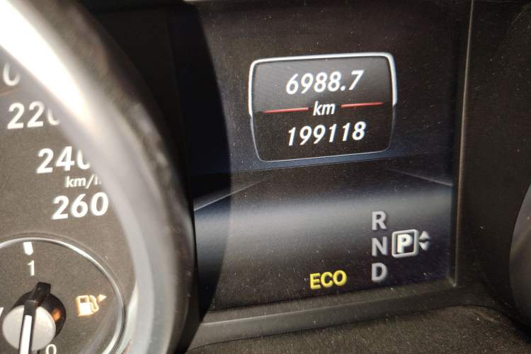 Used Mercedes-Benz M-Class 2014 ML 350 CDI 4MATIC Odometer Close Up