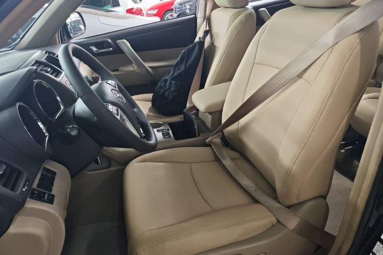 Used Toyota Highlander 2012 3.5L 4x4 7-Seater Luxury Edition with Navigation Left Front Seat