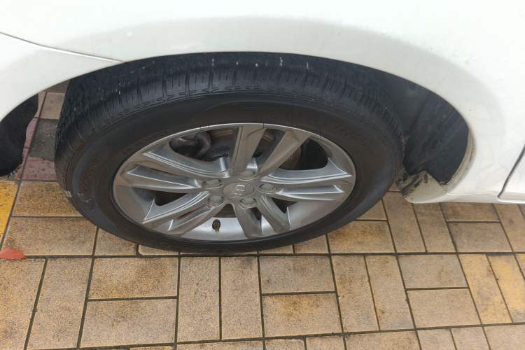 Used Geely Auto Emgrand 2017 Sedan Million Edition 1.5L Manual Upward Connect Version Right Rear Wheel Hub