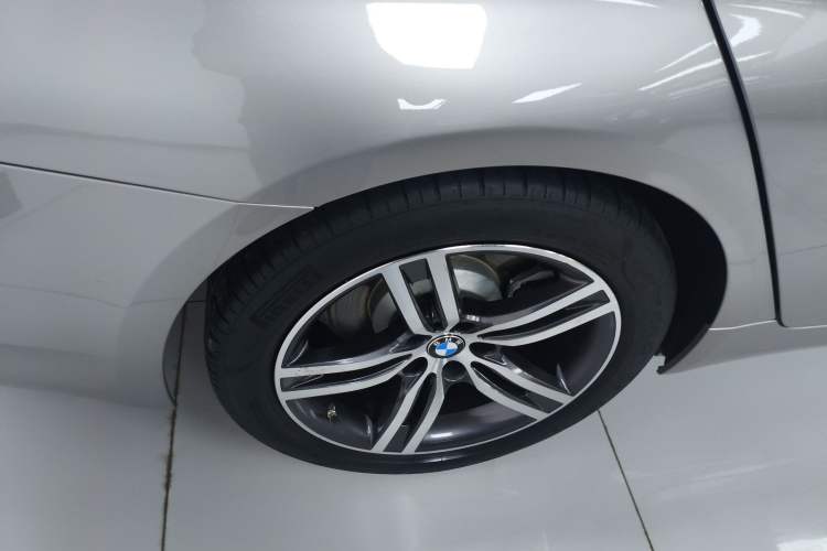 Used BMW 5 Series New Energy 2022 Updated Version 535Le Luxury Package Right Rear Wheel Hub