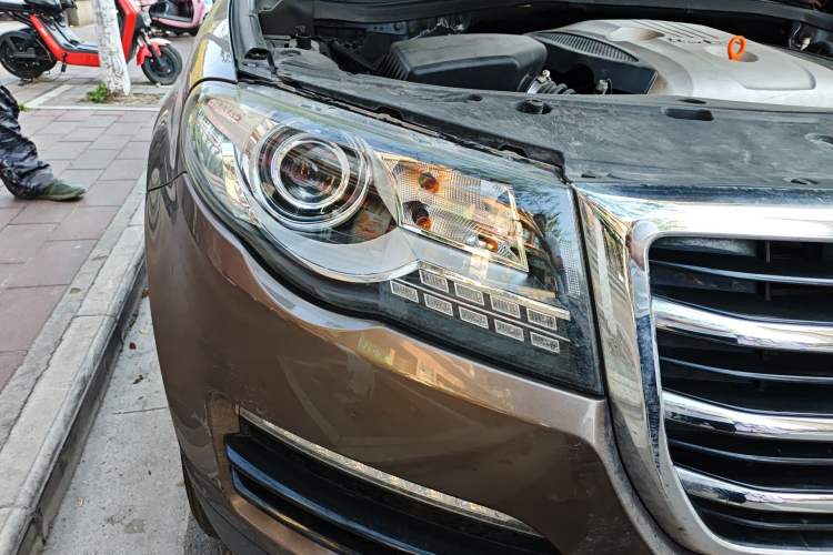 Used Haval H8 2015 2.0T Two-Wheel Drive Comfort Version Right Front Headlight