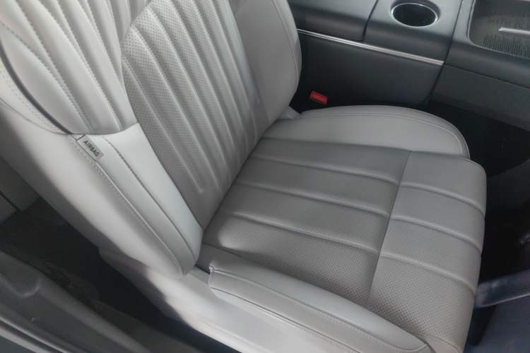 Used VOYAH Dream 2025 PHEV Four-Wheel-Drive Flagship Kunpeng Edition Right Front Seat