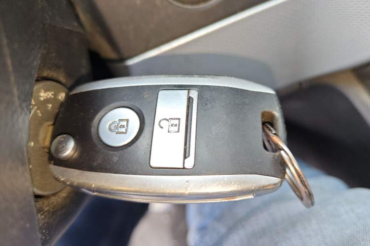 Used Dongfeng Yufeng 2023 V9+ 2.0T Manual Front-Wheel-Drive Multi-Function Mid-Roof Van with 7/8/9 Seats Vehicle Key