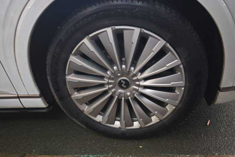 Used ONVO Luxeed L90 2025 Model—Ultra Six-Seater Version
