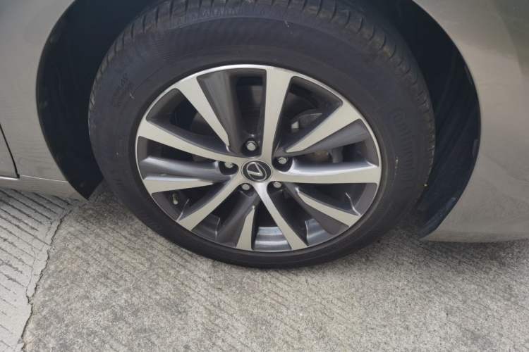 Used Lexus ES 2020 300h Premier Edition Right Front Wheel Hub