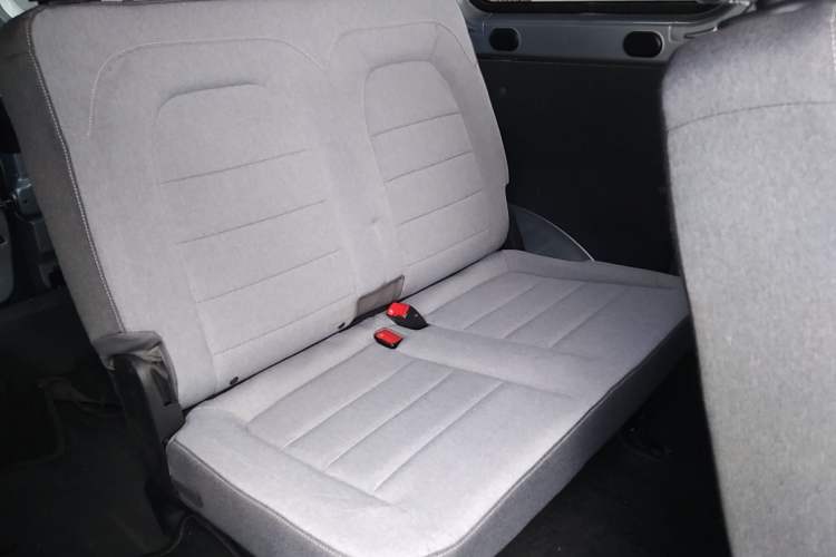 Used Wuling Yangguang 2024 300KM Comfort Version Passenger Van 75kW
