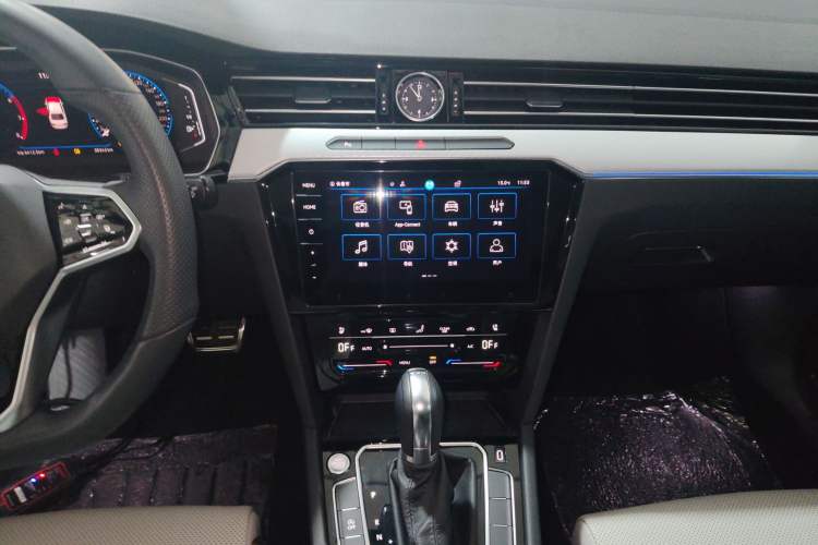 Used Volkswagen Magotan 2023 2 Million Units Commemorative Edition 330TSI DSG Luxury Version Audio And AC Panel