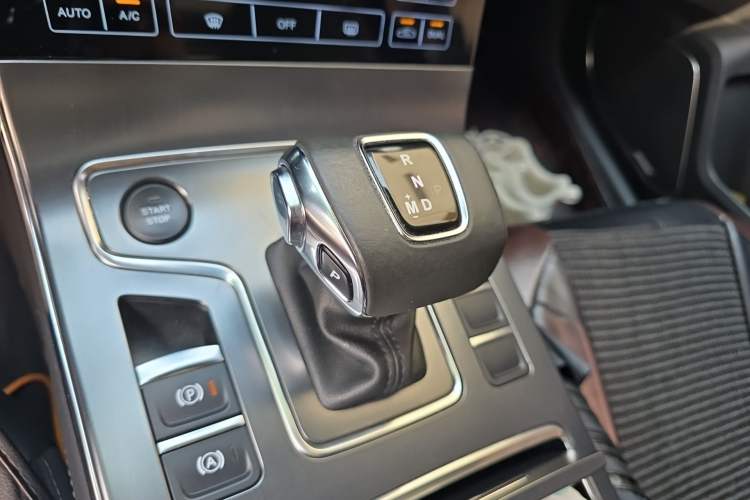 Used Hongqi H5 2020 1.8T Automatic Smart Connect Flagship Edition Gear Lever