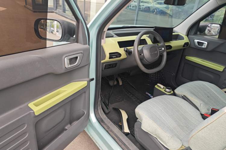 Used Geely Galaxy Panda 2023 Panda Mini 200km Endurance Bear Driver Seat