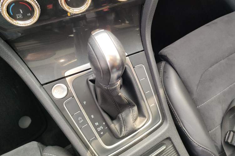 Used Volkswagen Golf 2018 230TSI Automatic Luxury Version Gear Lever