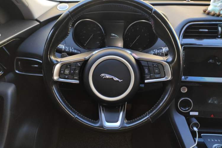 Used Jaguar F-PACE 2018 2.0T Four-Wheel Drive Urban Luxury Edition Steering Wheel