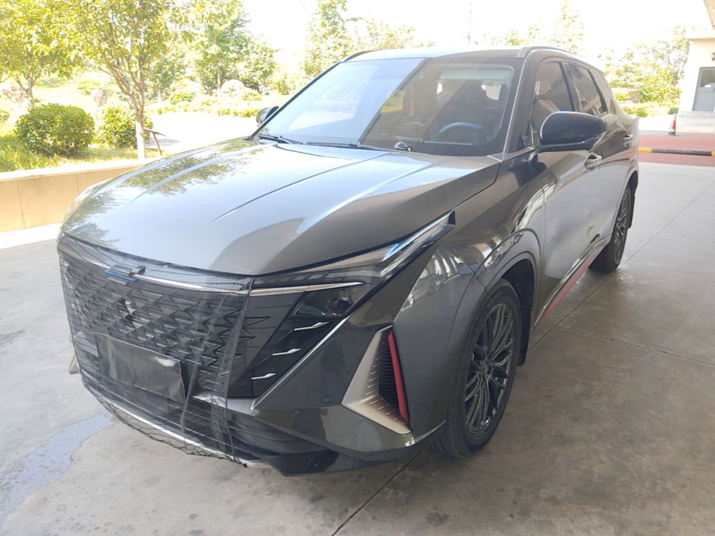 Под передней частью автомобиля