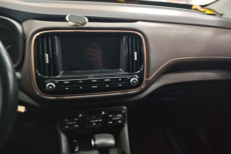 Used GAC Trumpchi GS3 2017 150N Automatic Elite Edition Audio And AC Panel