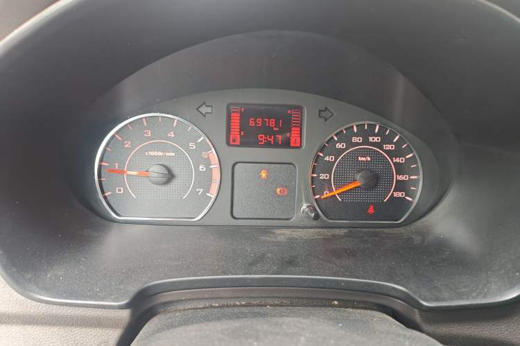 Used Wuling Hongguang V 2022 1.5L Jingqu Edition Enclosed-Window Vehicle with Hydraulic Power Steering LAR