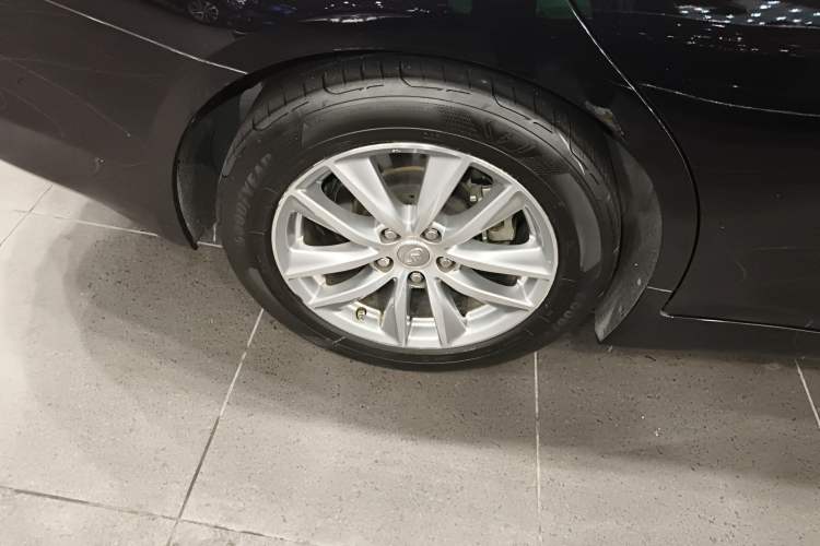 Used Infiniti Q50 2014 3.7L Comfort Edition Right Rear Wheel Hub