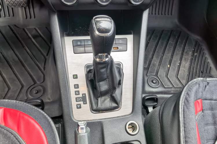 Used Skoda Octavia 2019 1.5L Automatic SmartDrive Comfort Edition China VI Standard Gear Lever