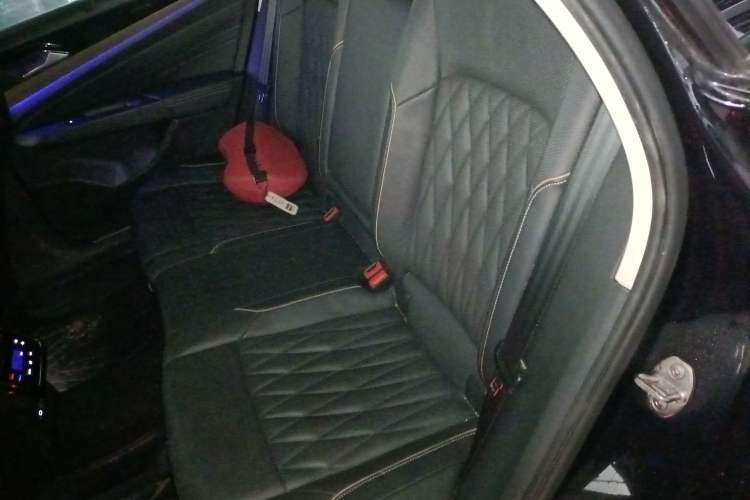 Used Volkswagen Passat 2020 330TSI Luxury Edition China VI Left Rear Seat