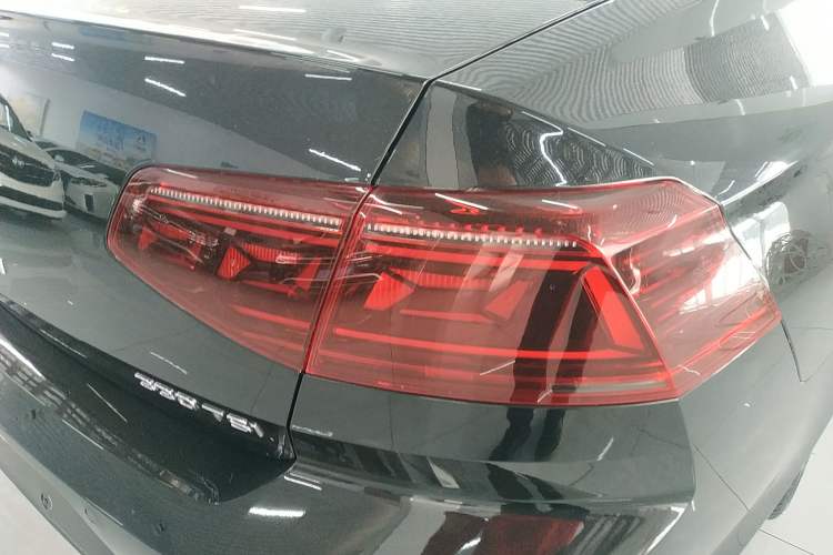 Used Volkswagen Magotan 2023 2 Million Units Commemorative Edition 330TSI DSG Luxury Version Right Rear Taillight