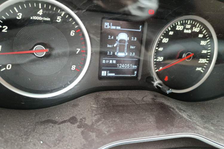 Used Baojun 730 2017 1.5T Manual Fashion Version 7 Seats China V Emission Standard Odometer Close Up