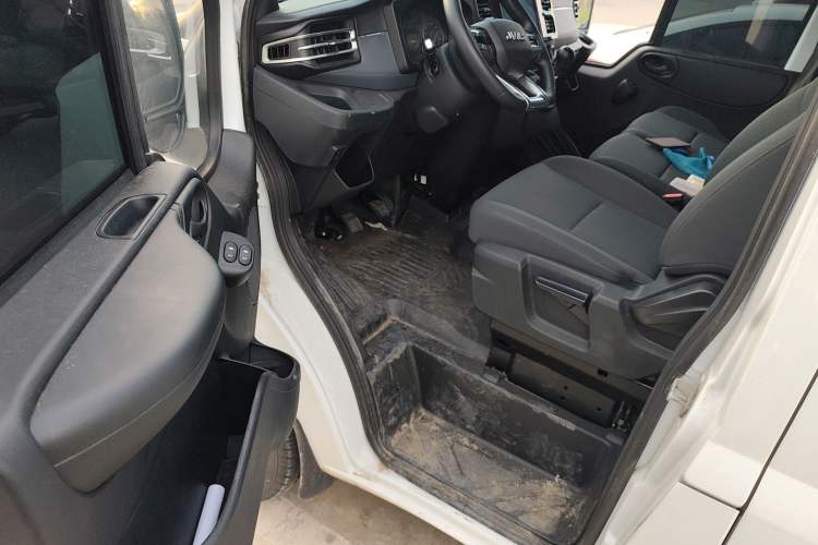 Used JMC Fushun 2023 2.0T Manual Mid-Drive Mid-Roof Commercial Multi-Purpose 7-Seater Passenger Vehicle