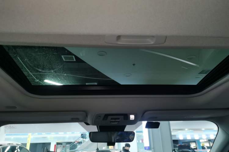 Used Toyota Granvia 2022 2.5L Hybrid Premium Edition
