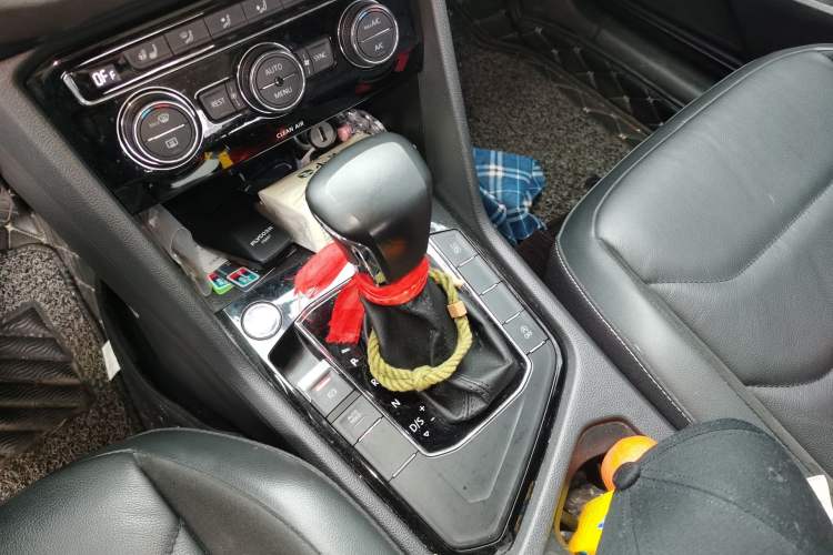 Used Volkswagen Tiguan L 2017 330TSI Automatic Two-Wheel Drive Luxury Edition Gear Lever