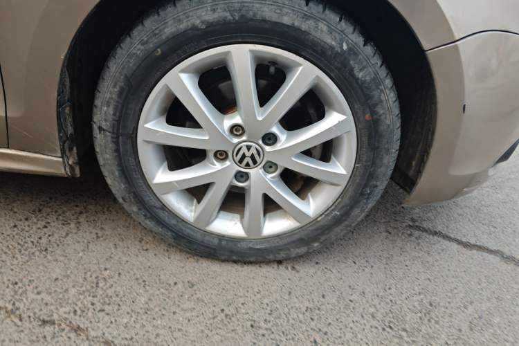 Used Volkswagen Sagitar 2012 1.6L Manual Comfort Model Right Front Wheel Hub