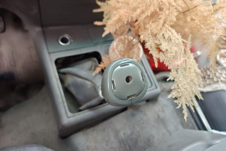 Used Jinbei Hiace 2011 2.0L 5th Generation Kuaiyunwang Standard Version 4G19 Gear Lever