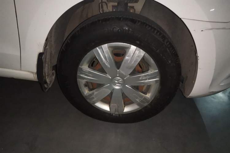 Used Volkswagen Jetta 2015 Value Edition 1.6L Manual Fashionable Style Right Front Wheel Hub