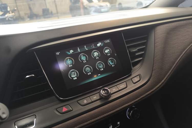 Used Buick GL6 2019 18T 6-Seater Connected Luxury Version China VI Standard Audio And AC Panel