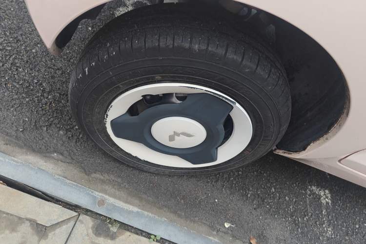 Used Wuling Hongguang MINIEV 2021 Macaron Fashion Model Lithium Iron Phosphate Right Rear Wheel Hub
