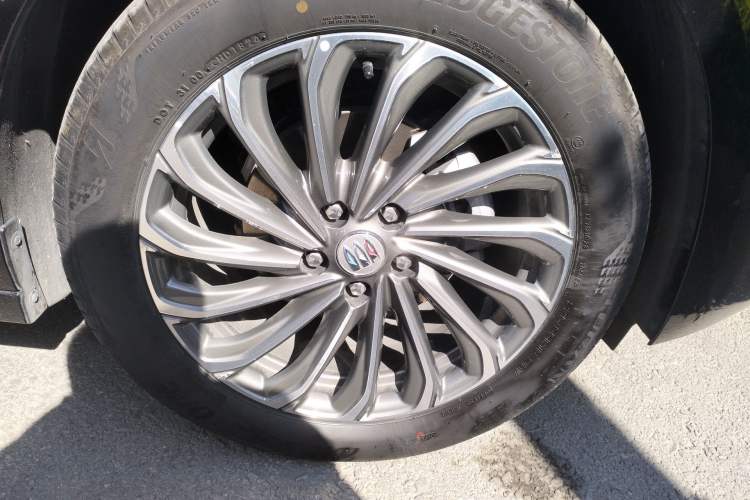 Used Buick LaCrosse 2024 28T Luxury Edition Right Front Wheel Hub