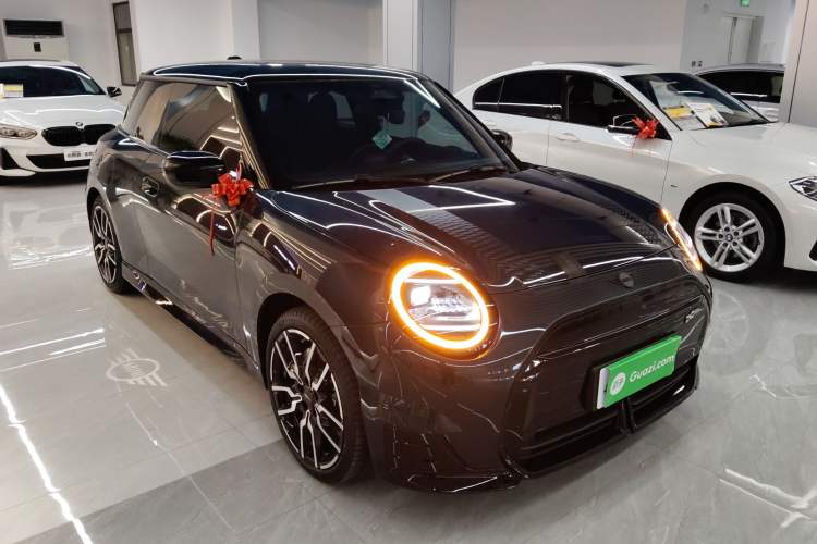 Used MINI Electric COOPER 2024 452km COOPER SE Racing Driver Front Right 45 Deg