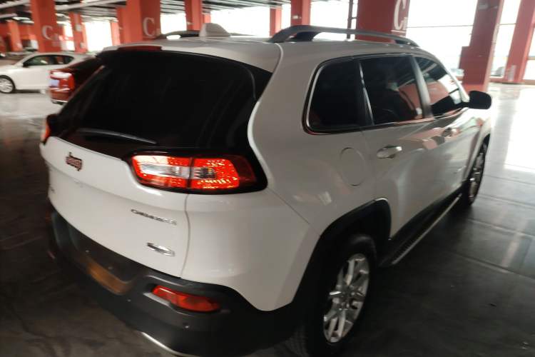 Used Jeep Cherokee 2016 2.4L Professional Smart Version
