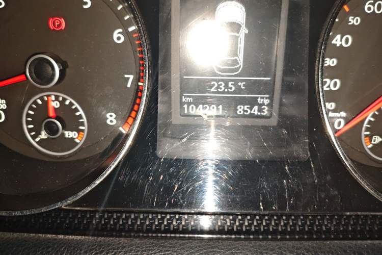 Used Volkswagen Magotan 2015 Facelift 1.8TSI Luxury Model Odometer Close Up