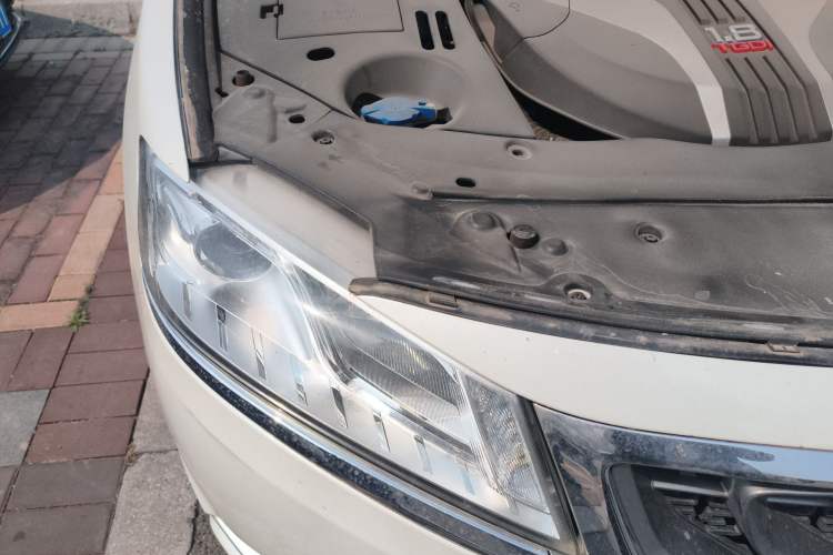 Used Geely Auto Emgrand GT 2015 1.8T Flagship Model Right Front Headlight