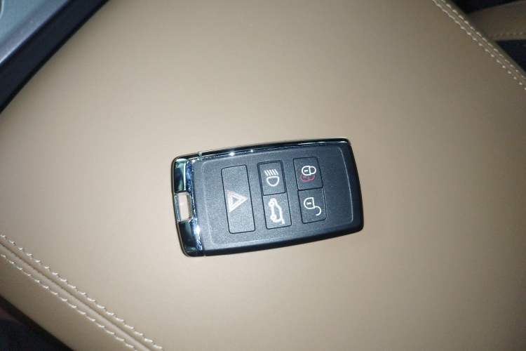 Used Land Rover Defender 2025 110 3.0T P400 Dark Edition Vehicle Key