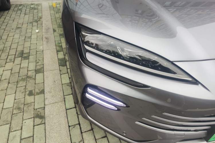 Used BYD Song PLUS New Energy 2023 Champion Edition DM-i 110KM Flagship Model Right Front Headlight