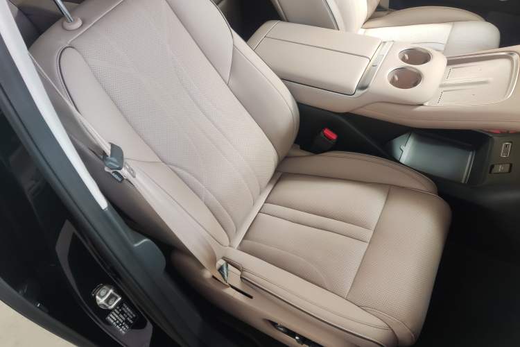 Used XPeng X9 2025 740 Ultra-Long Range Max Right Front Seat