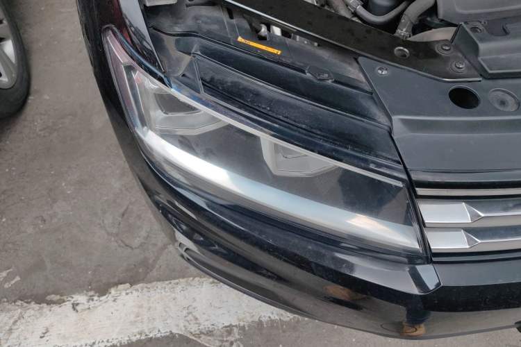 Used Volkswagen Tiguan L 2019 Revised Version 330TSI Automatic Two-Wheel Drive Panoramic Comfort Edition China V Standard Right Front Headlight